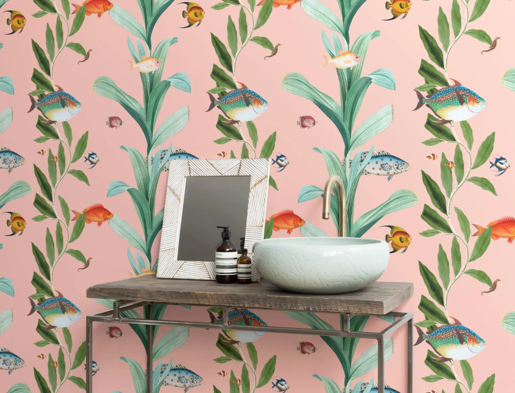 Papier peint côtier de poissons roses et d'algues