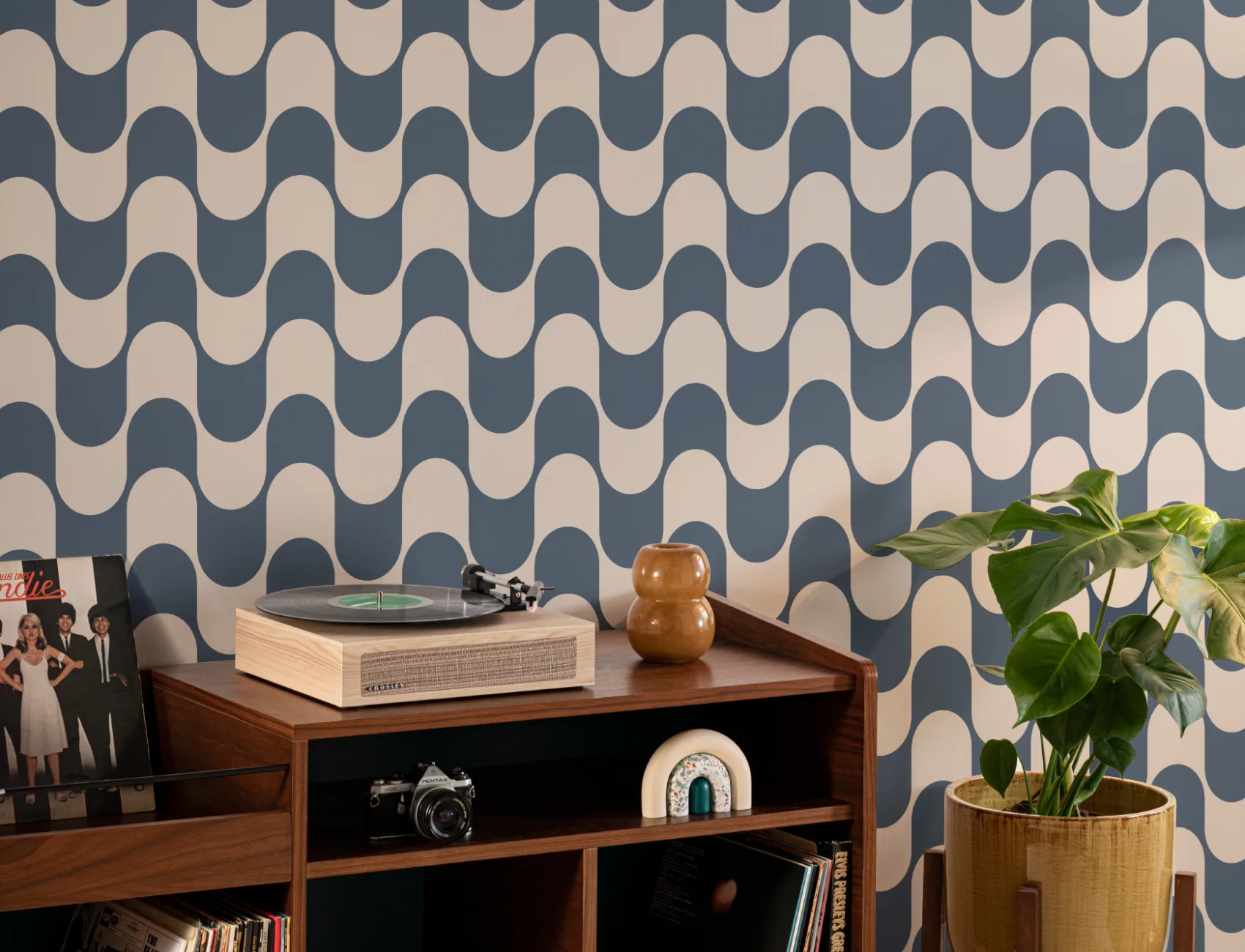 Papier Peint Motif Rétro et Groovy en Bleu Marine et Beige