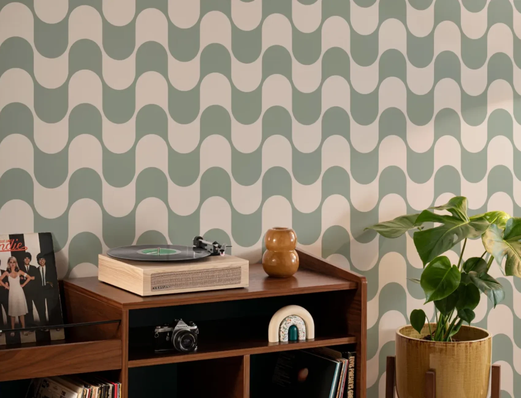 Green Groovy Retro Repeat Pattern Wallpaper