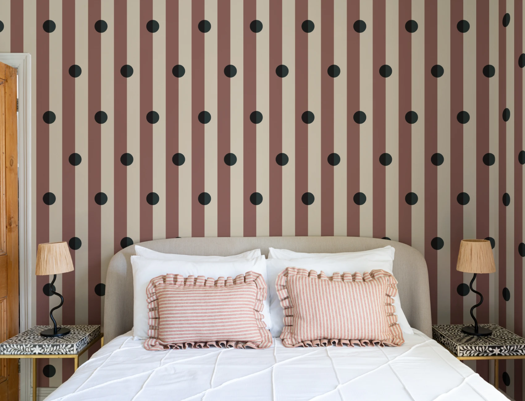 Veelkleurige retro gestreepte muurschildering met stippenpatroon