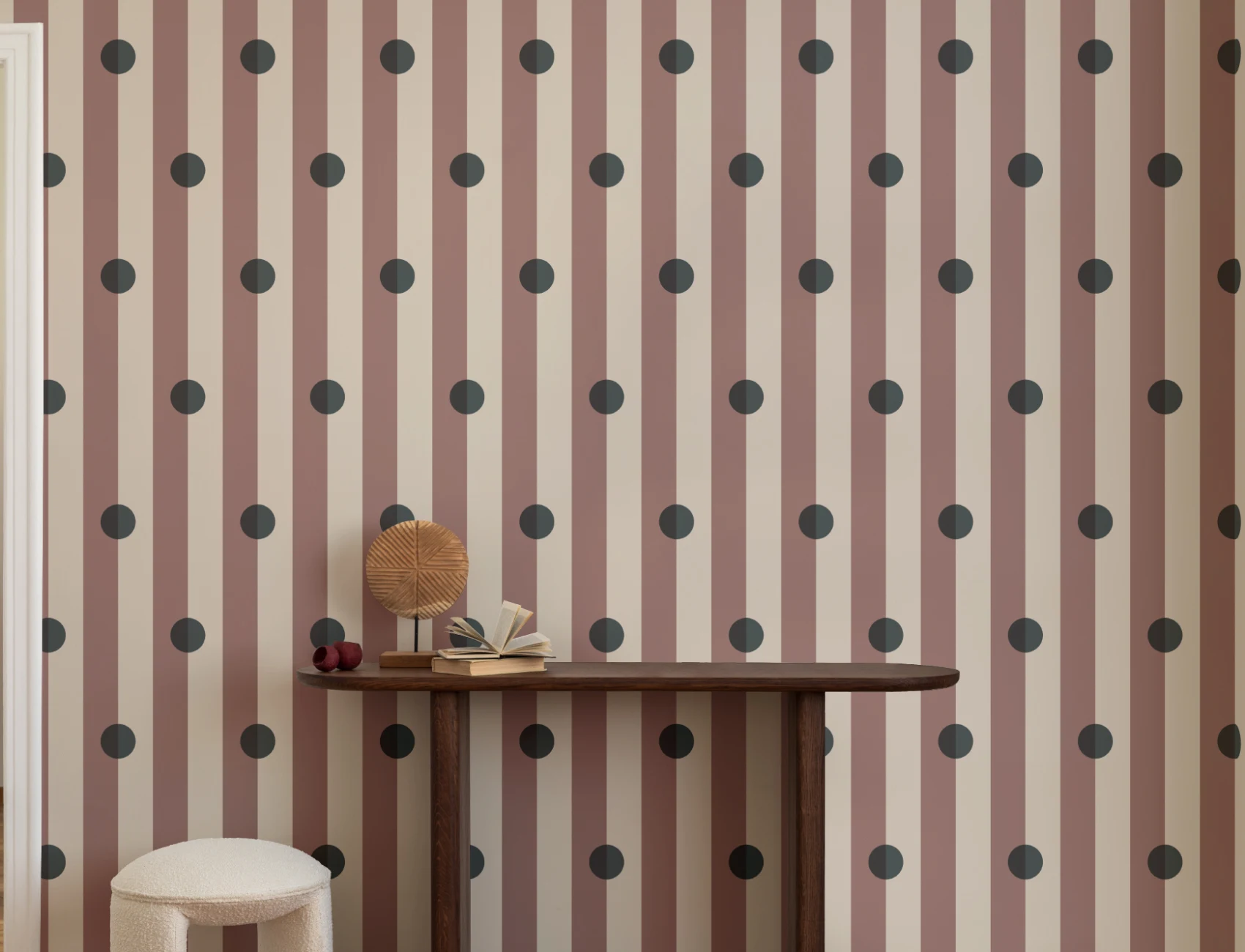 Veelkleurige retro gestreepte muurschildering met stippenpatroon