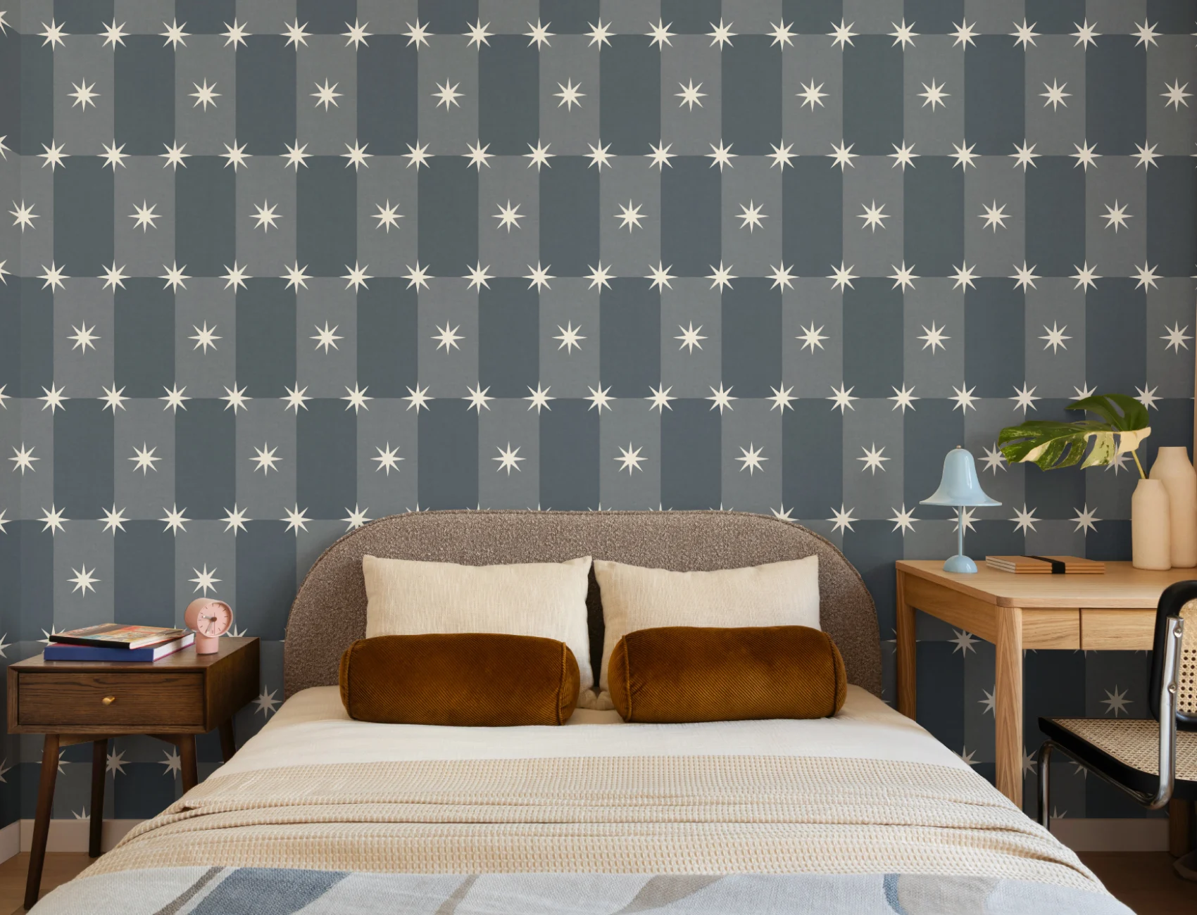 Marinblå geometrisk stjärnmönstrad mural-tapeter ger tidlös elegans