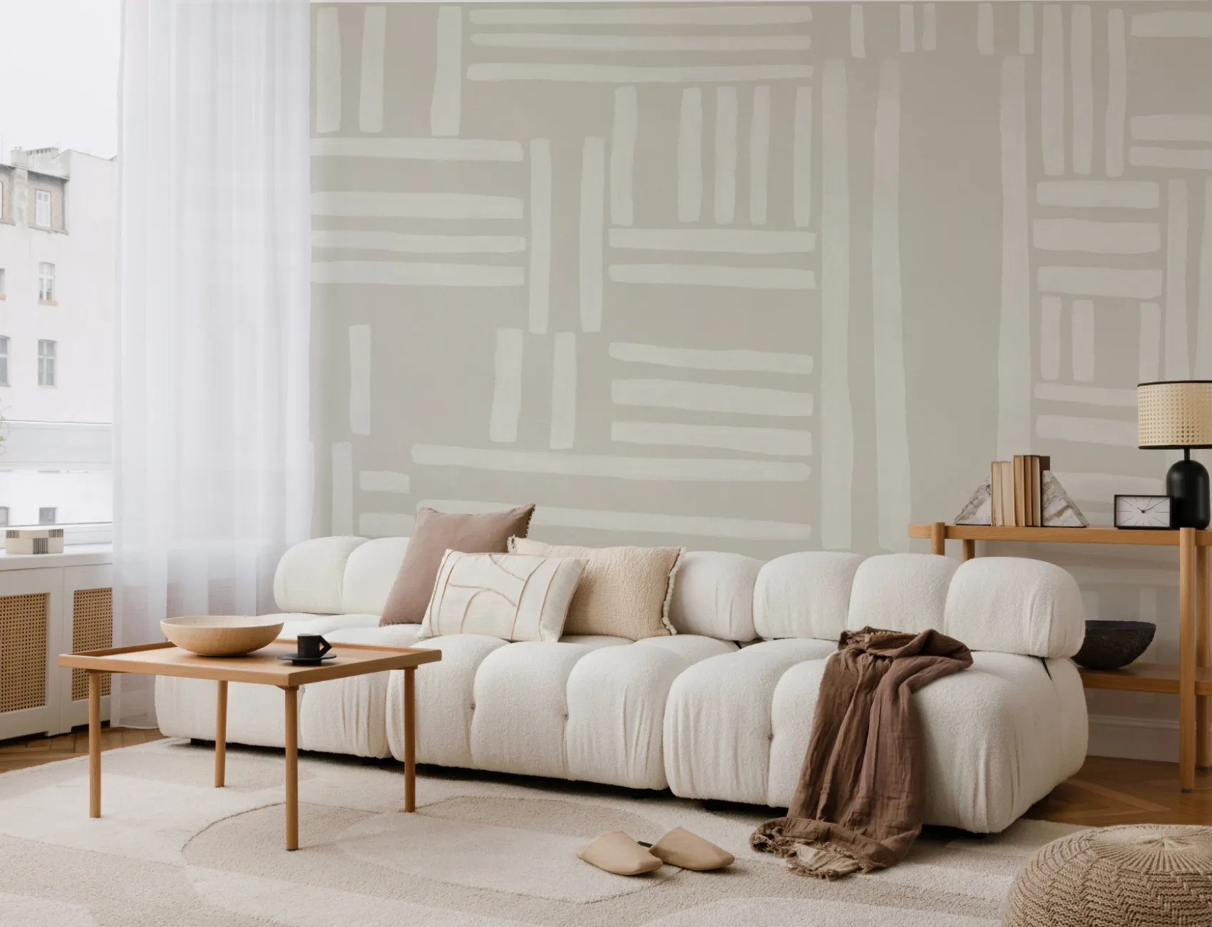 Handgeschilderde muurschildering met geometrische rasterstrepen in beige