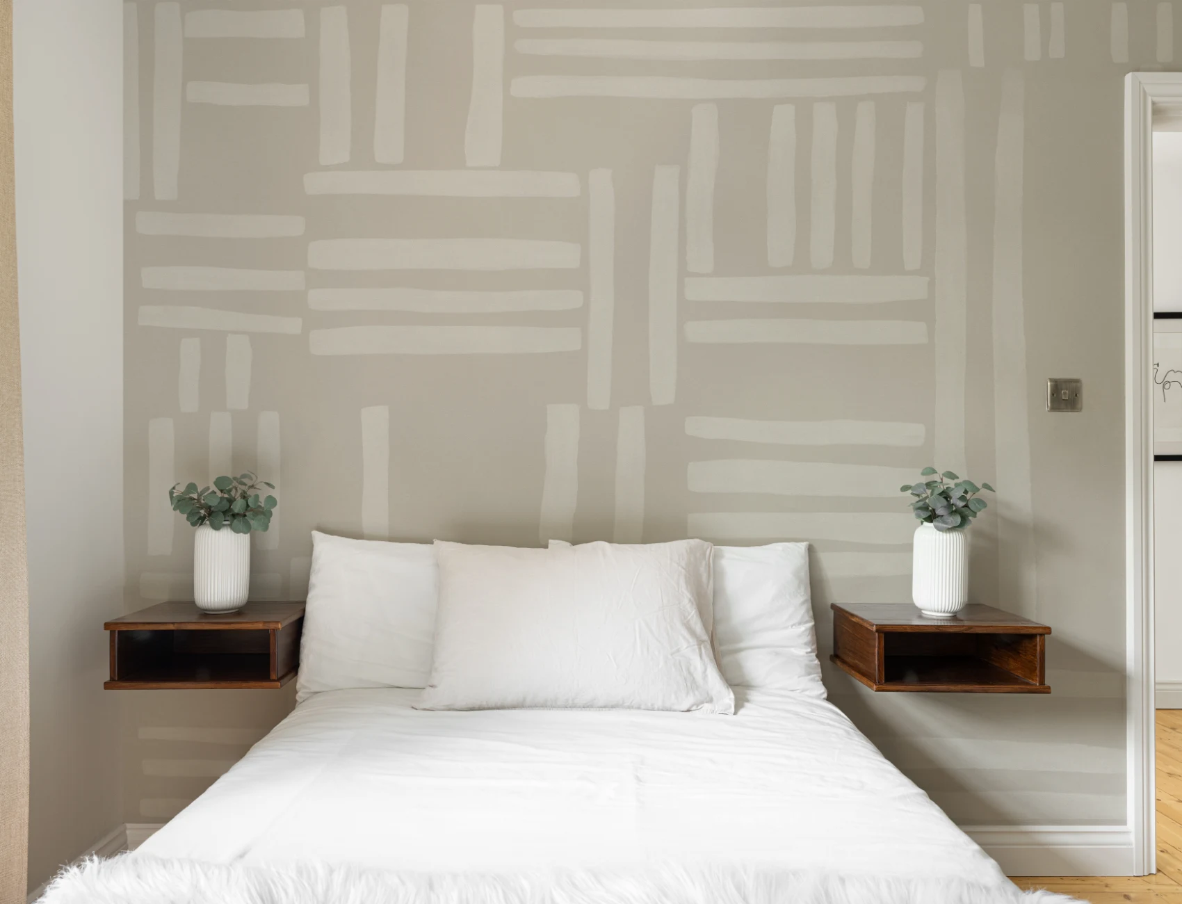 Handgeschilderde muurschildering met geometrische rasterstrepen in beige