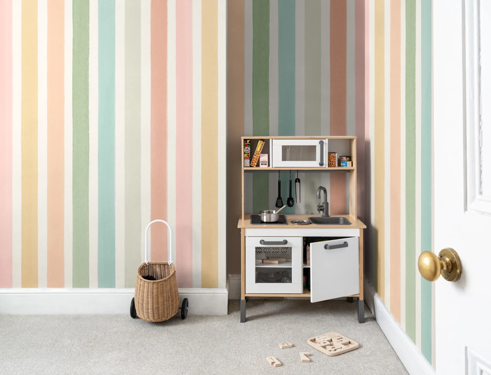 Mural de papel de parede multicolorido com padrão infantil às riscas pastel