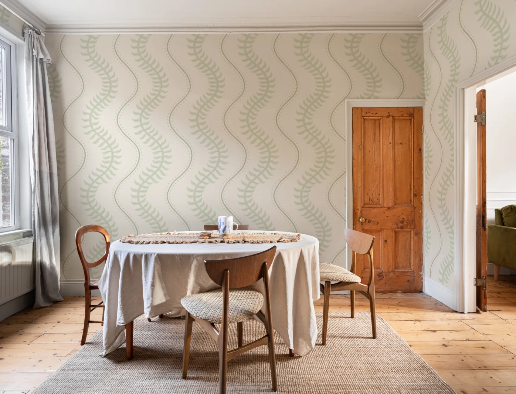Mural de papel de parede com padrão de riscas de folhas botânicas verdes