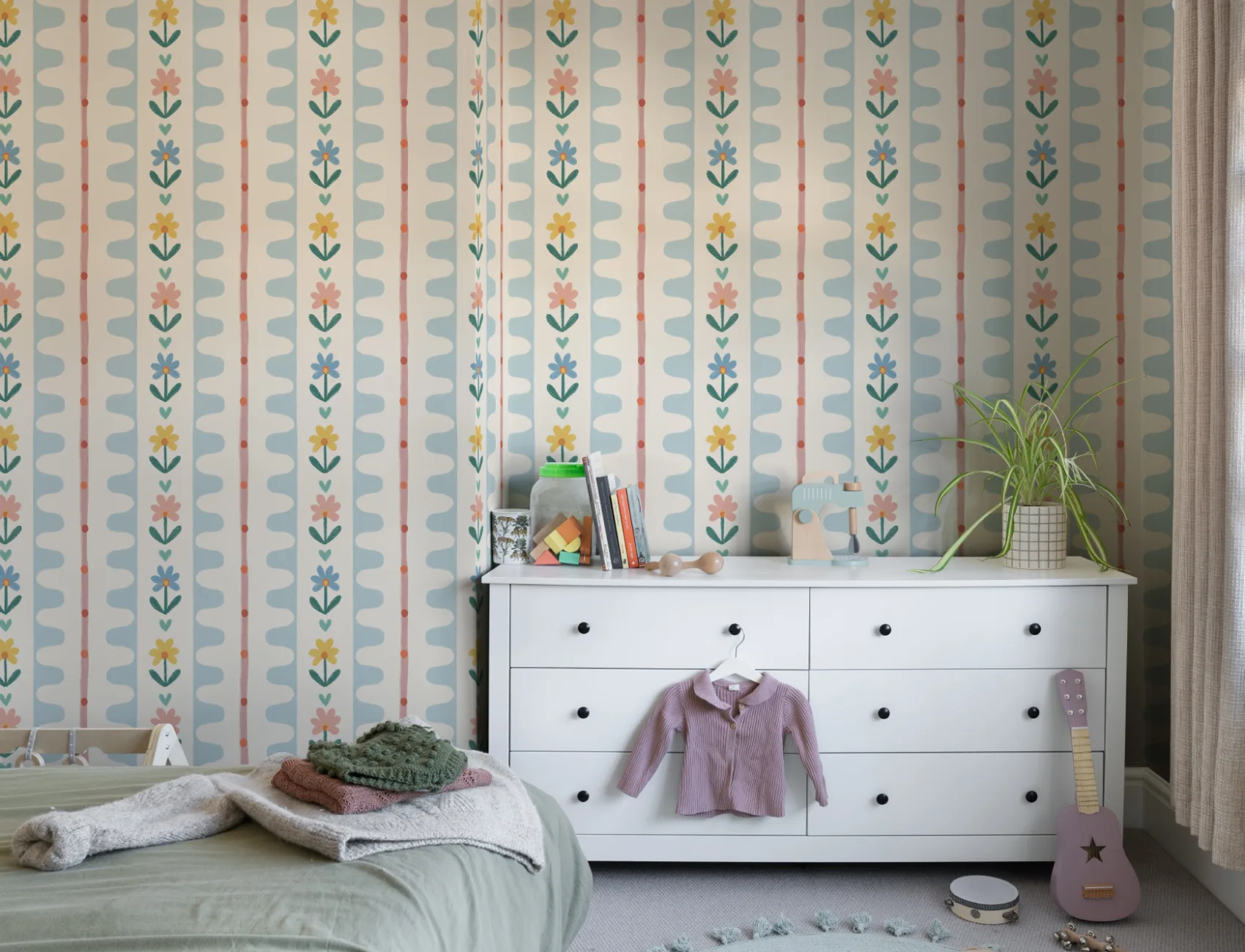 Veelkleurige vintage bloemenpatroon muurschildering voegt speelse charme toe
