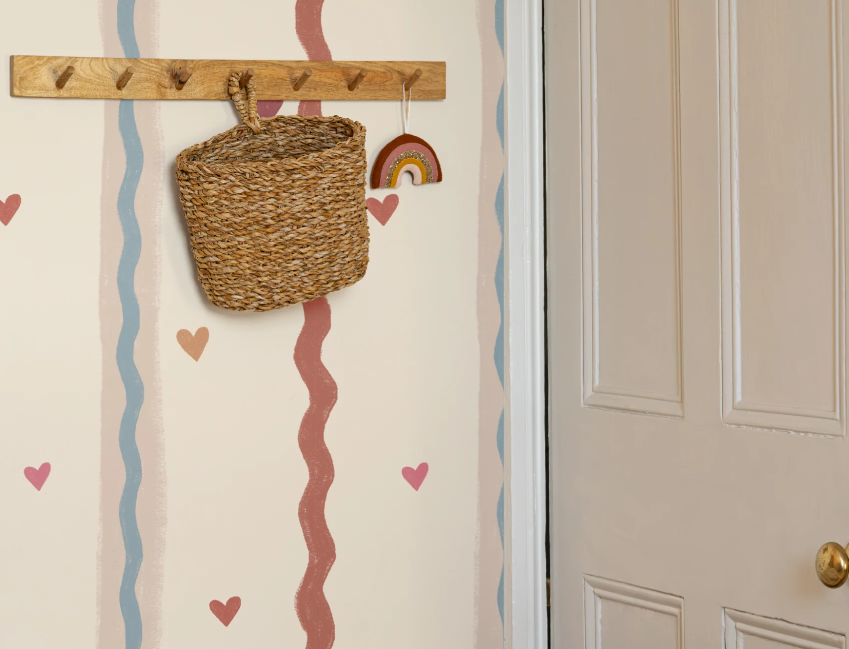 Delicioso mural infantil de rayas con patrón de corazones rosas