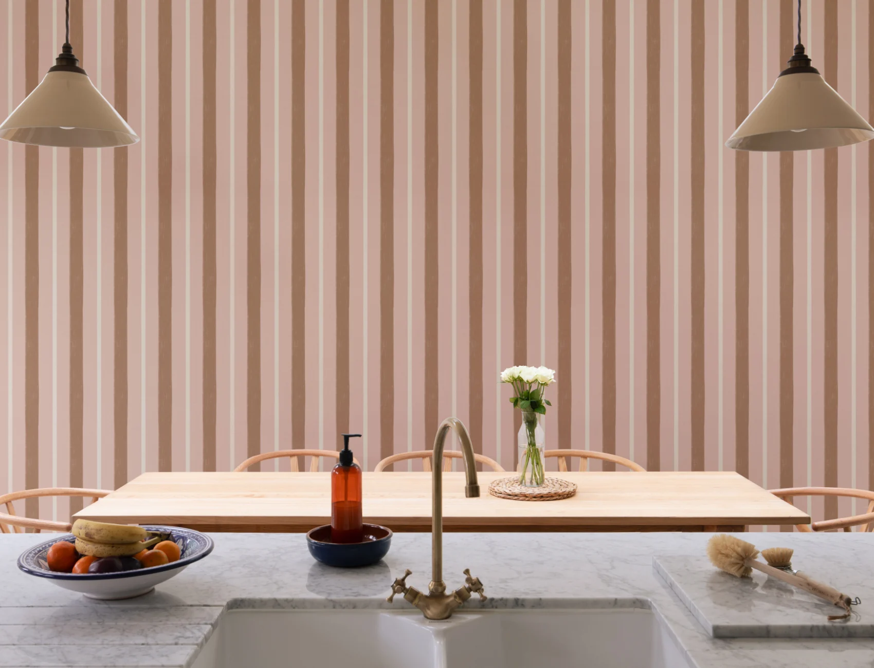 Elegante Tapete mit rosa Streifenmuster