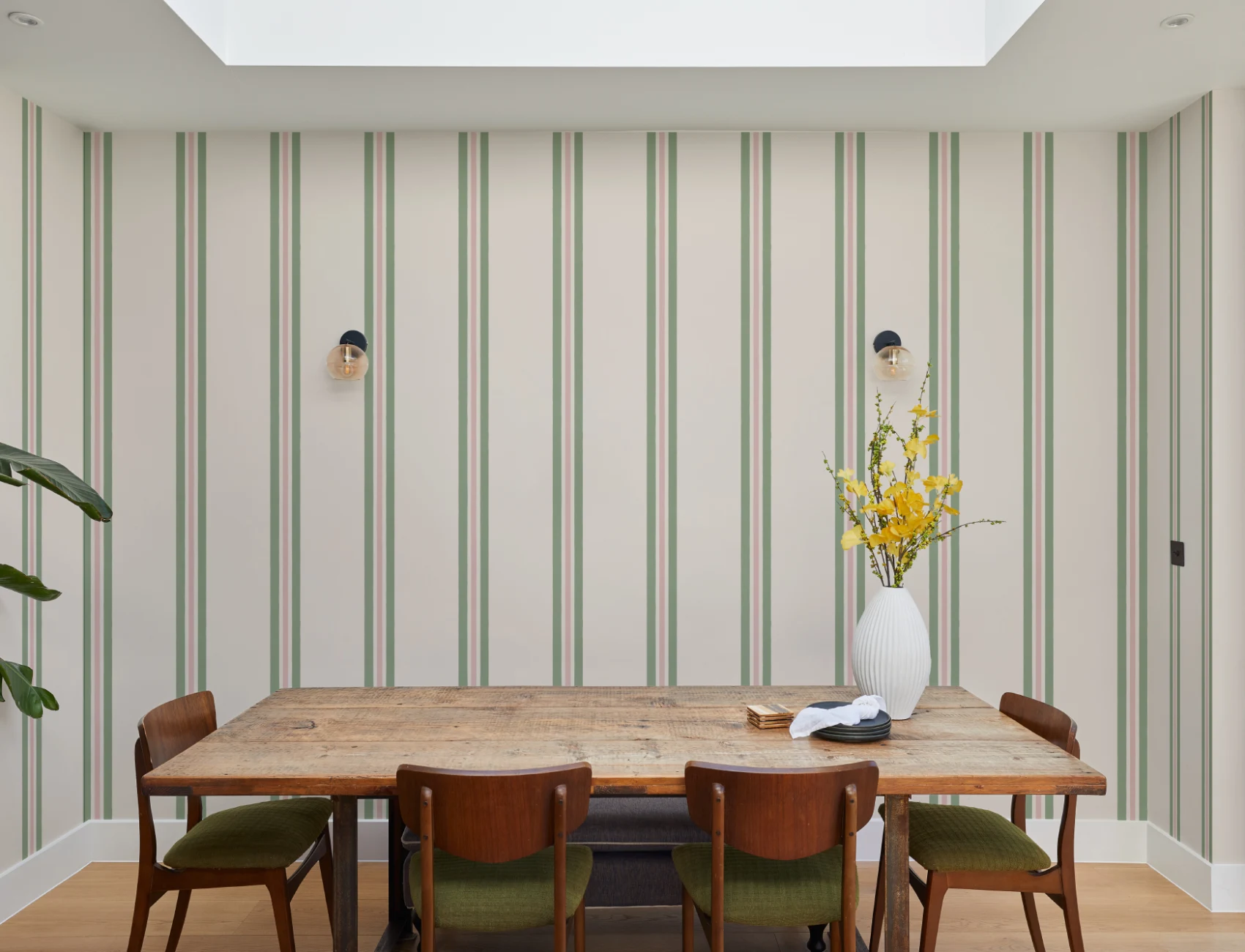 Papel de parede de riscas de lápis com contraste verde