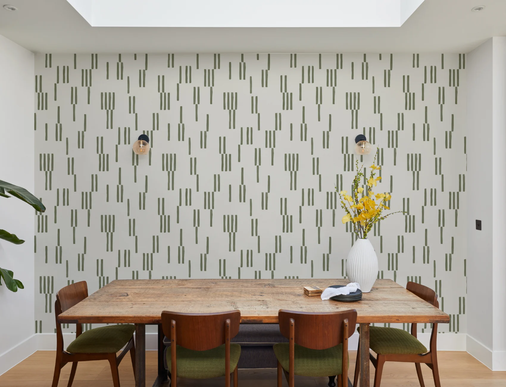 Papel pintado geométrico de líneas verticales pintado a mano en musgo