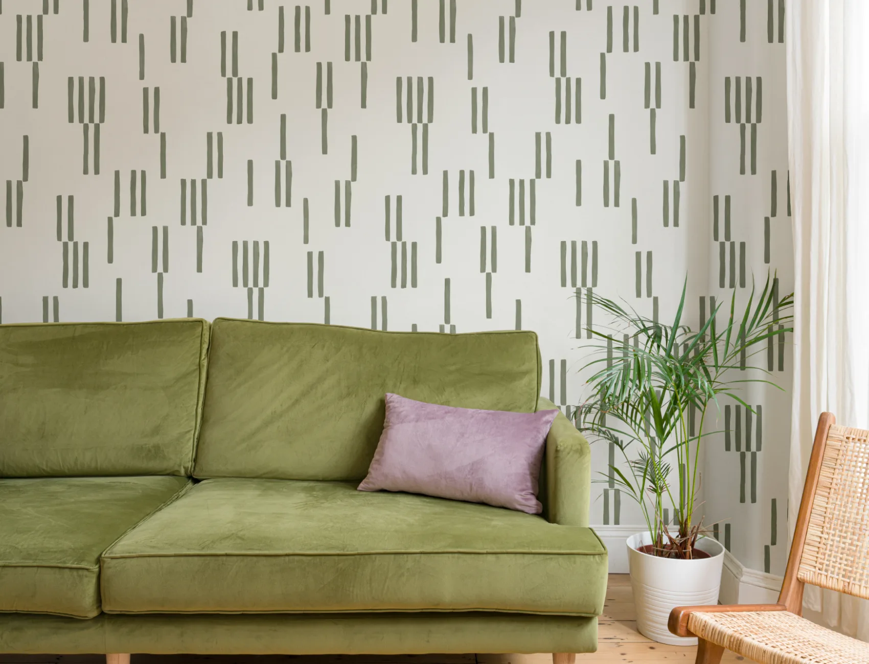 Papel pintado geométrico de líneas verticales pintado a mano en musgo