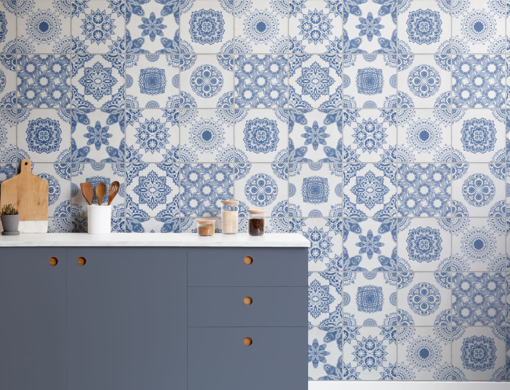 Mural de papel de parede com azulejos portugueses brancos e azuis