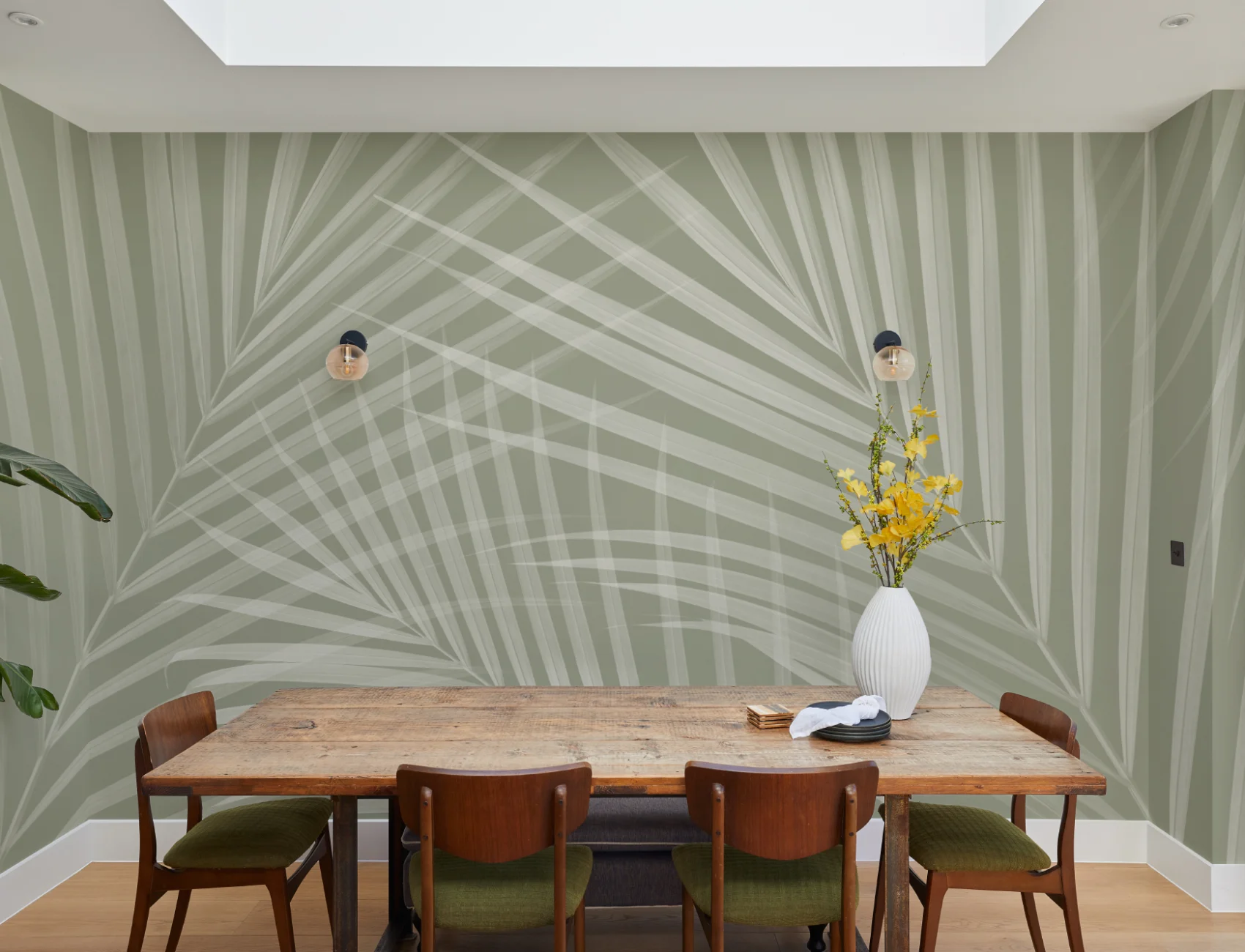 Muurschildering met groene palmbladeren