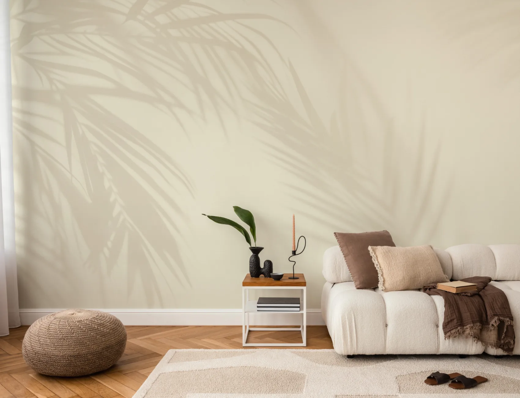 Beige fototapet med palmeblade i skyggen