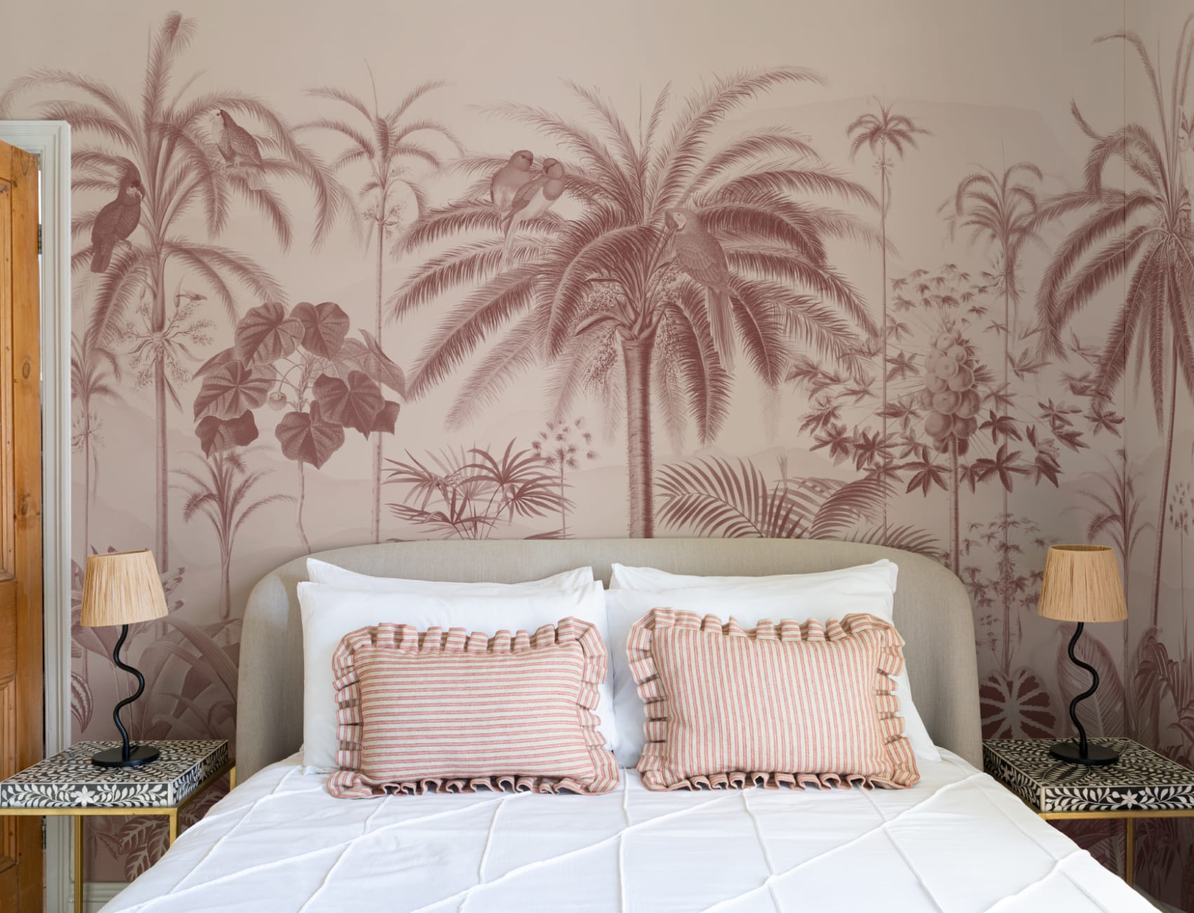 Carta da parati rosa illustrata in stile botanico tropicale