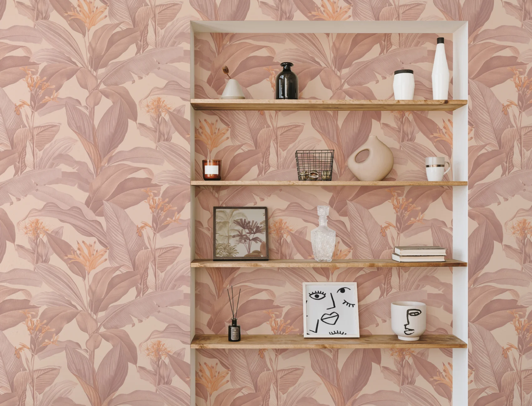 Papier peint botanique vintage Botanist Blush dans des tons floraux roses doux