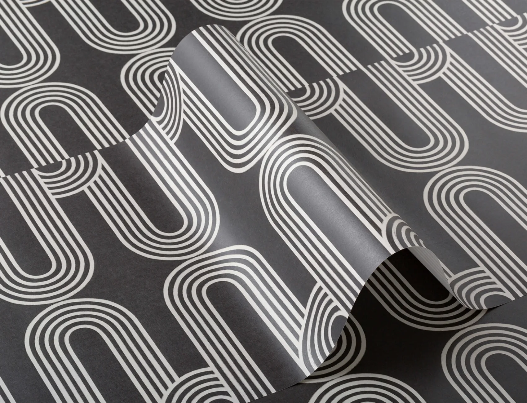 Papel de parede com padrão de repetição de riscas e curvas em preto e branco