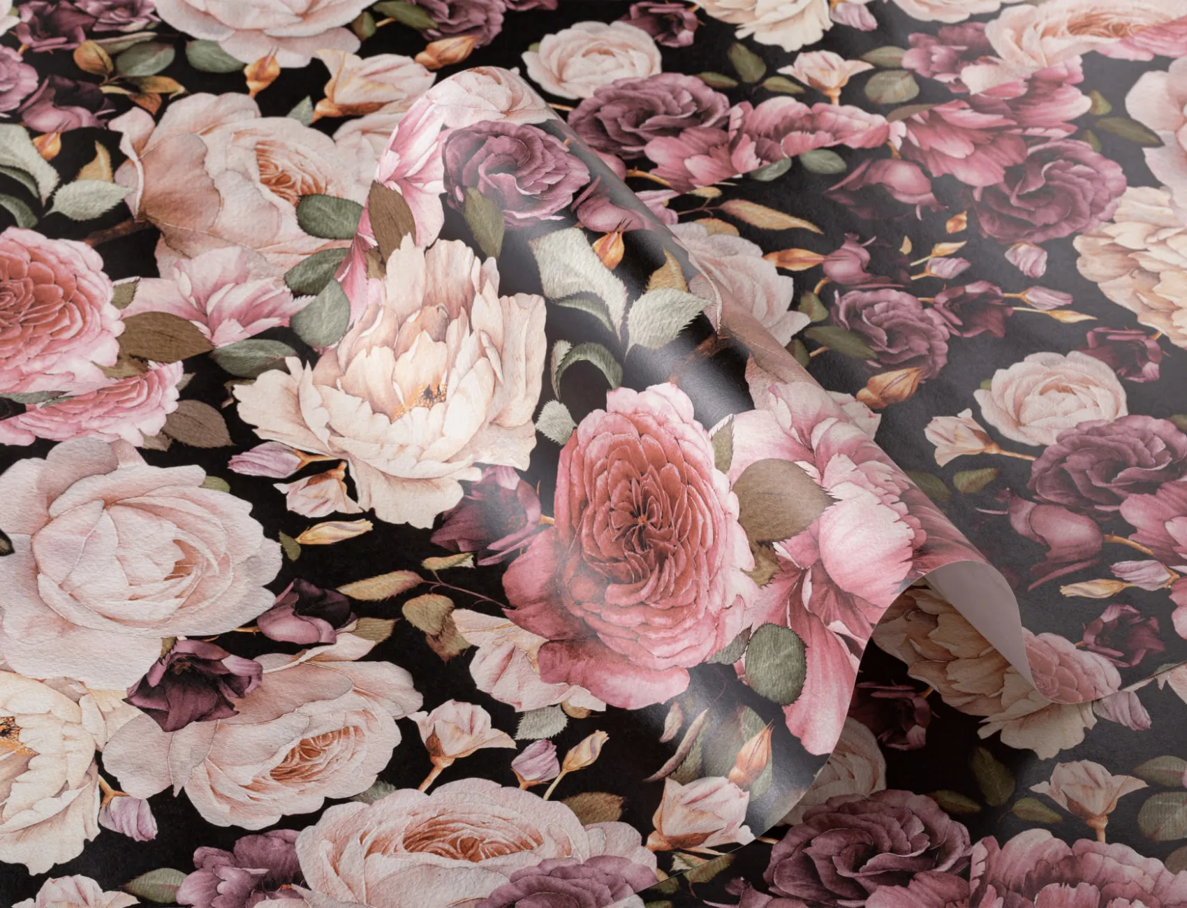 Papier Peint Fleuri avec Motif de Roses sur Fond Noir