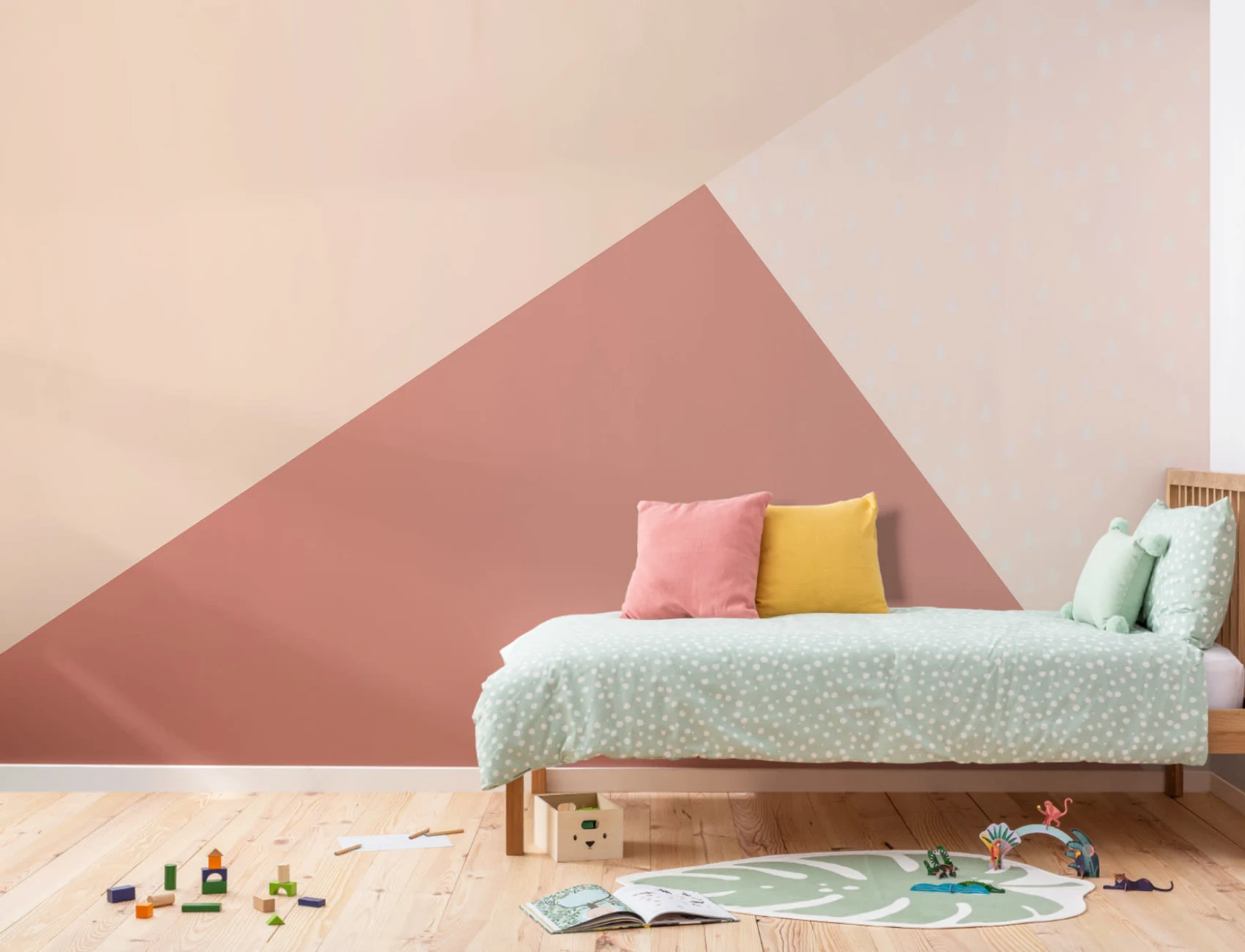 Carta da Parati Geometrica Colorata con Triangoli Rossi Rosa e Crema