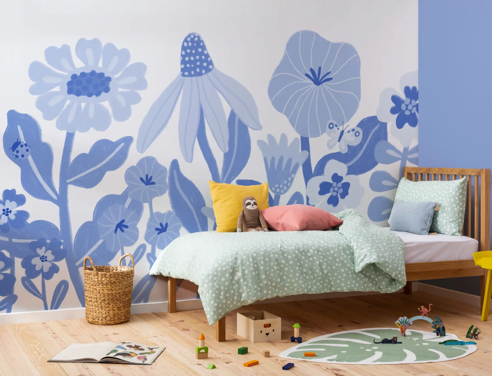 Murale blu per bambini con fiori scandinavi retrò