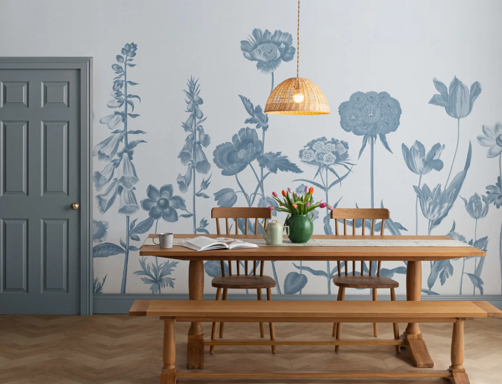Blauw geïllustreerde muurschildering van wilde bloemen