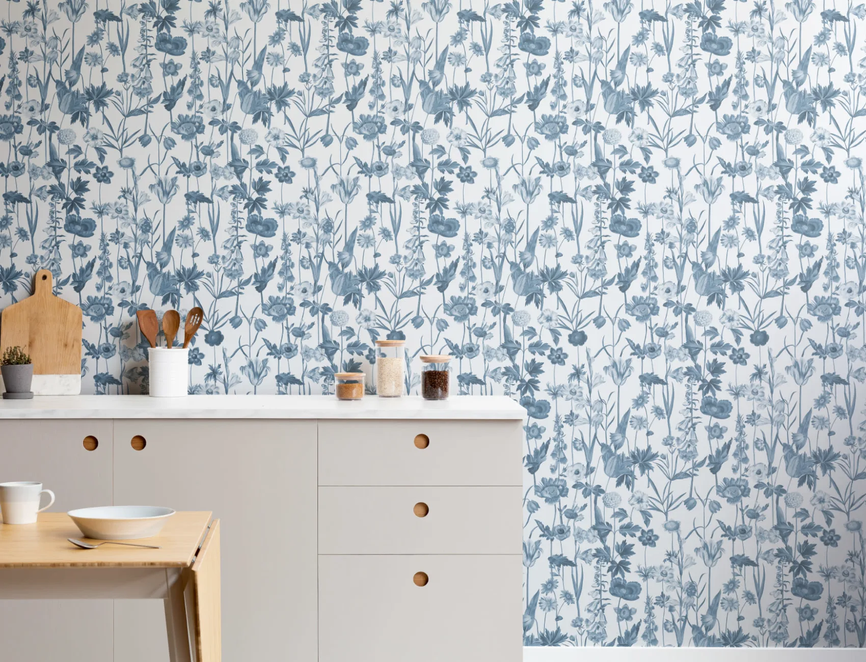 Blå og hvid illustreret tapet med vilde blomster