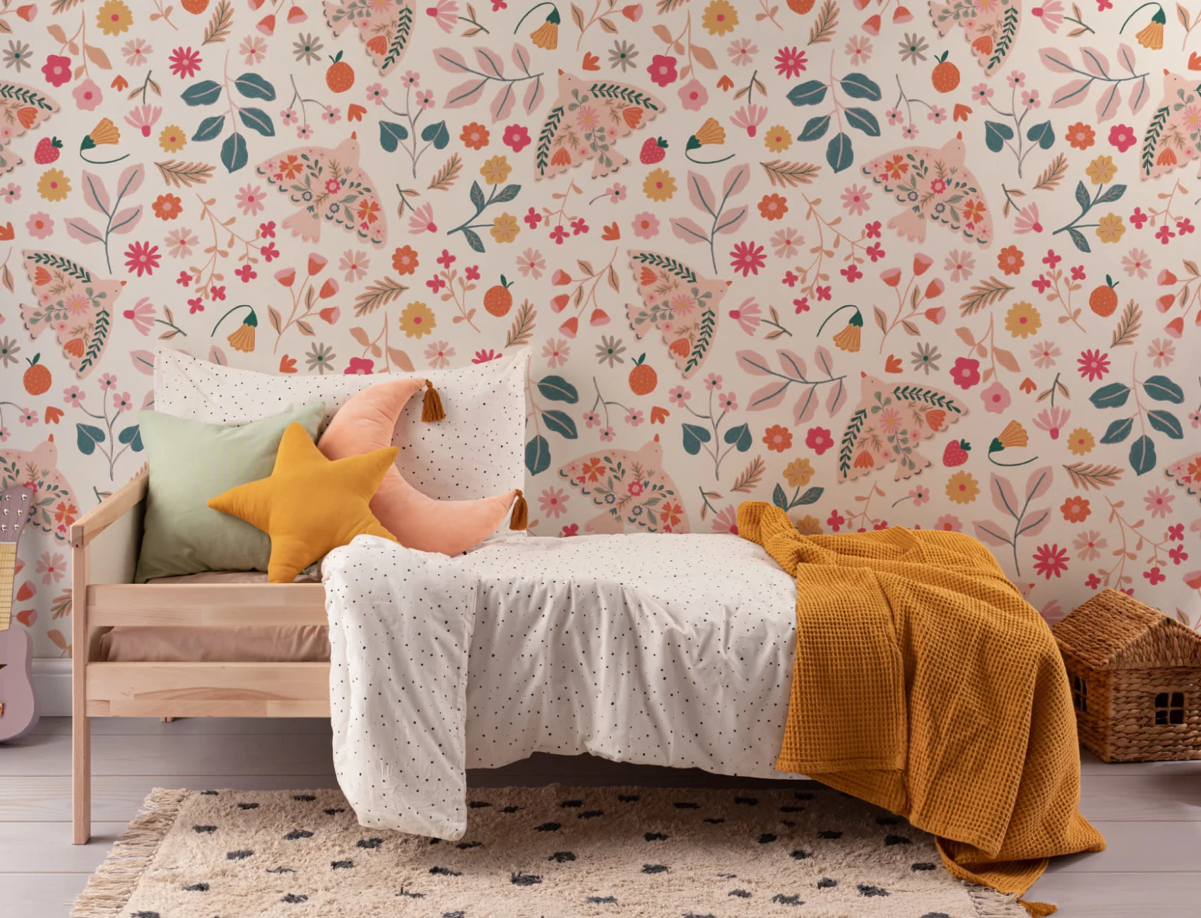Carta da parati rosa a motivi floreali e uccelli scandinavi