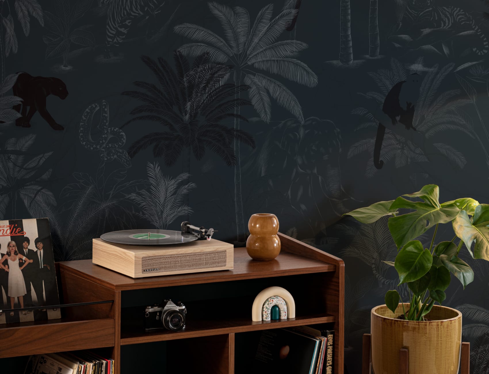Papier Peint Panoramique Animaux de la Jungle et Plantes Tropicales en Bleu Marine