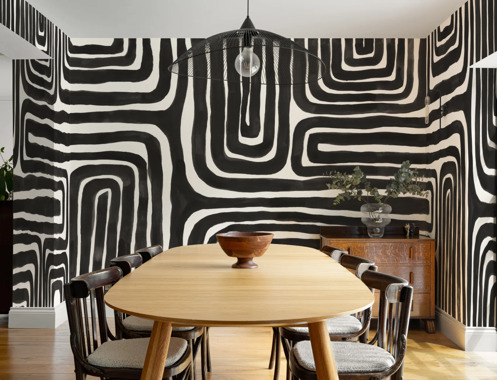 Mural geométrico de laberinto pintado a mano en monocromo