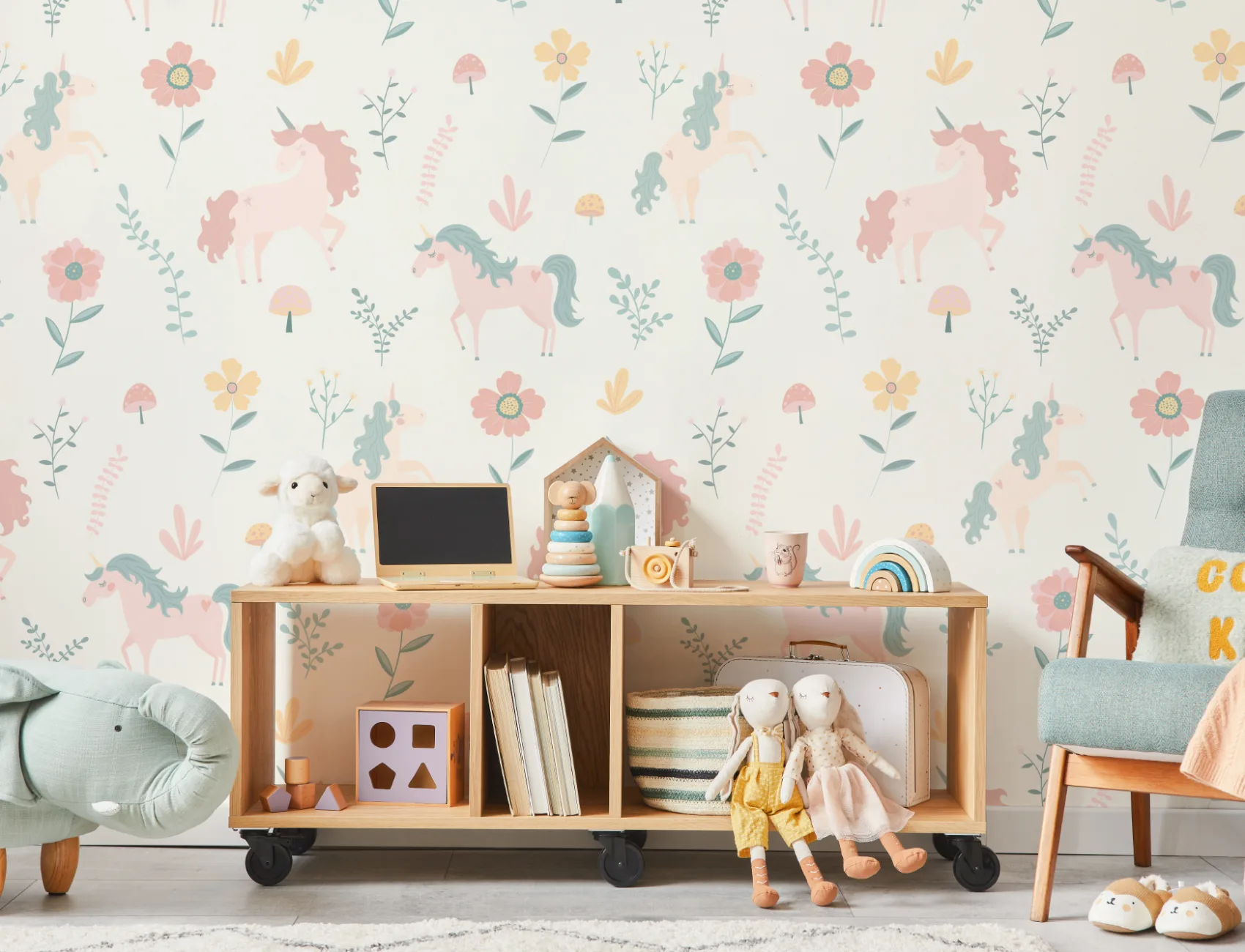 Papel de parede com padrão repetido de Unicórnios e Flores em Pastel