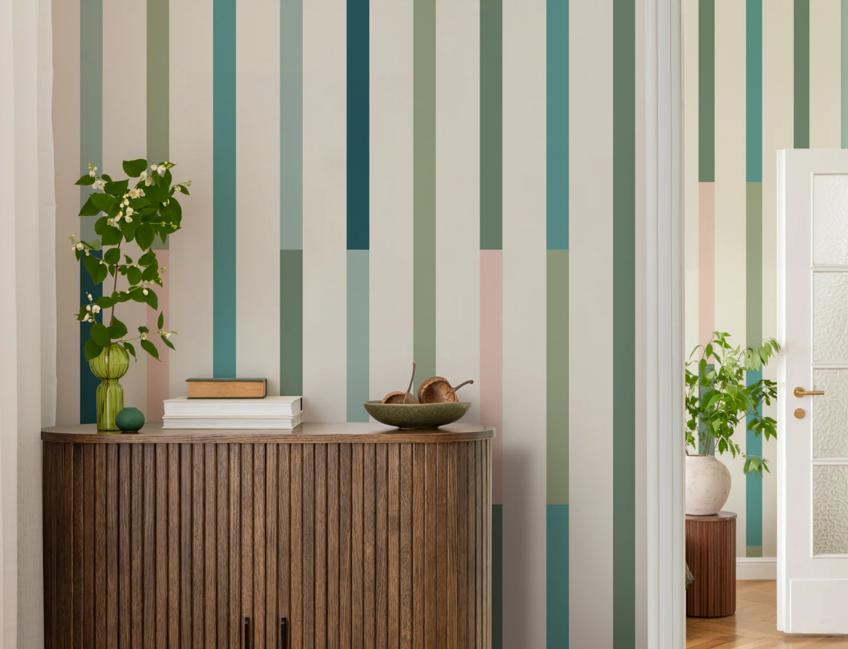 Model modern cu dungi multicolore geometrice pentru murale