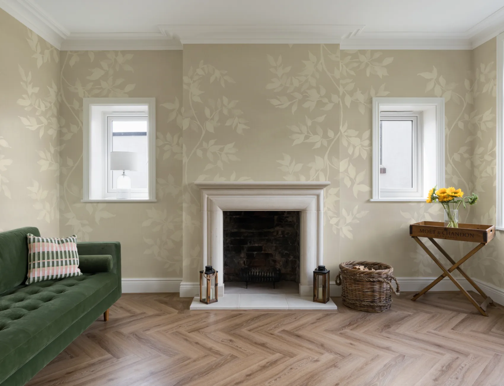 Carta da parati beige di eleganza botanica per spazi tranquilli