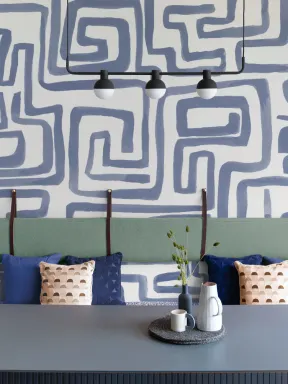 Handgemalte Fototapete mit Labyrinth-Muster in Blau