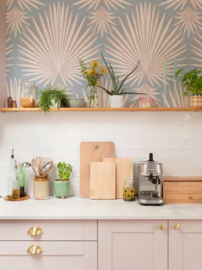 Panoramique art déco rose et bleu avec feuilles tropicales