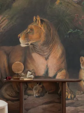 Carta da parati Panthera dipinta a mano con leoni e cuccioli di Joseph Wolf