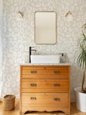 Papier Peint Blanc et Gris à Motif Léopard Peint