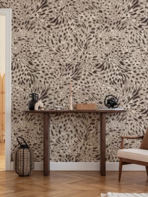Papier peint panoramique abstrait foncé à motif animalier avec des tons beige