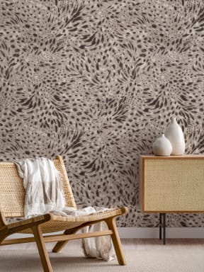 Papier peint panoramique abstrait foncé à motif animalier avec des tons beige