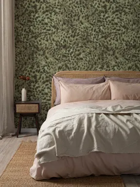 Carta da parati con motivo astratto animalier leopardato verde
