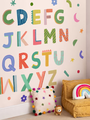 Mural alfabético colorido infantil rosa