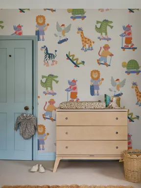 Papier peint multicolore pour enfants : animaux ludiques et skateboarding