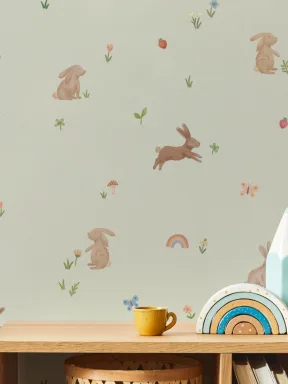 Verspielte Kinderzimmer-Tapete mit grünem Hasen und Tiermuster
