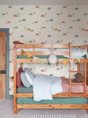 Papier peint panoramique aventure à motif de véhicules de road trip multicolores pour enfants
