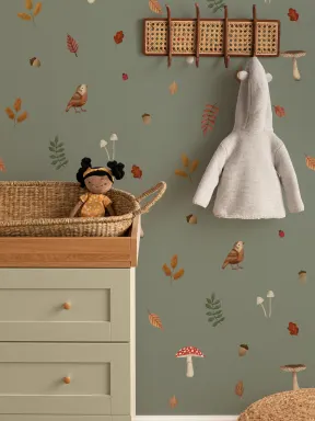 Carta da parati per bambini verde con uccelli, funghi e foglie