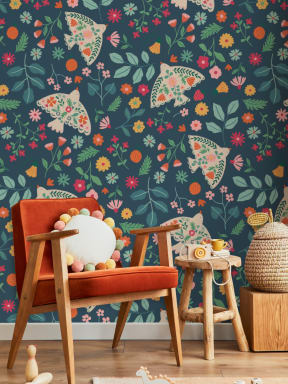 Carta da parati scandinava blu scuro con motivi floreali e uccelli