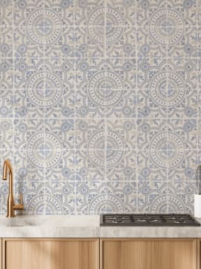 Le papier peint marocain bleu apporte une touche méditerranéenne
