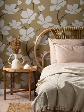 Tapet med hvit og sennep illustrert blomstrende repetisjonsmønster