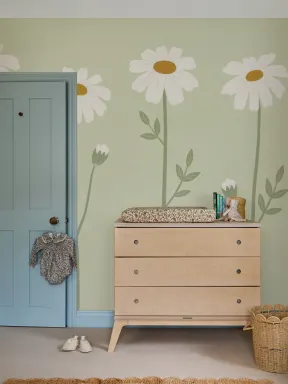 El arte mural floral de margaritas en tonos pastel aporta un aire tranquilo
