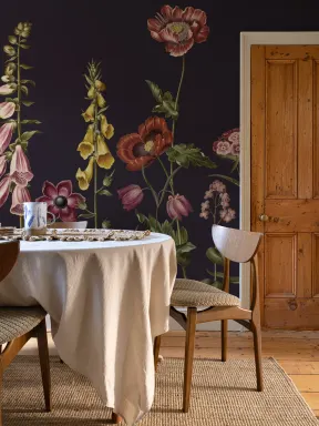 Mørkt illustreret vægmaleri af vilde blomster